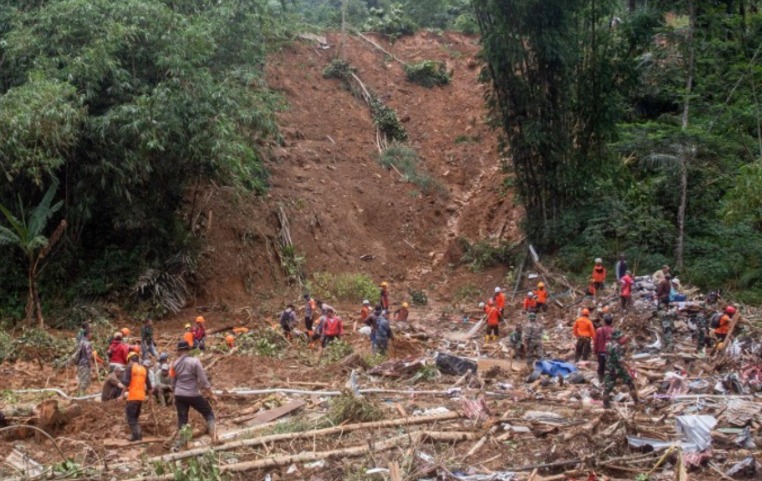 Hujan Deras Sebabkan Tanah Longsor di Mamuju, Empat Warga Tewas